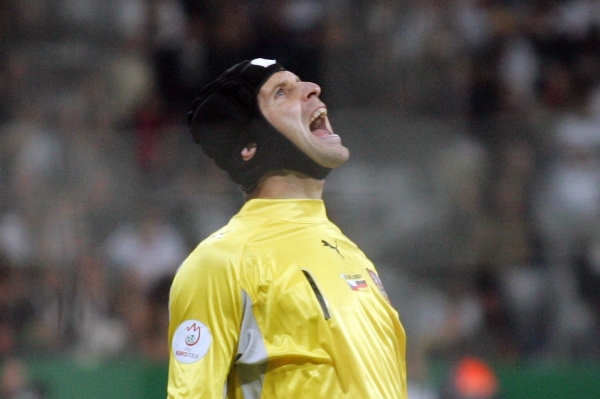 Petr Čech slaví s Chelsea zisk další trofeje (archivní foto).