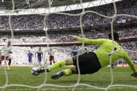 Petr Čech chytá penaltu.