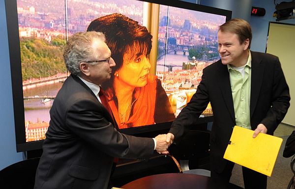 Martin Bursík se vítá s Janem Velebou ve studiu ČT.