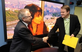 Martin Bursík se vítá s Janem Velebou ve studiu ČT.