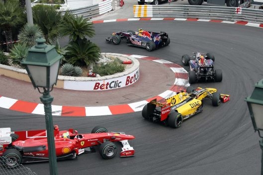V čele Red Bull. Tradiční obrázek z Monaka. 