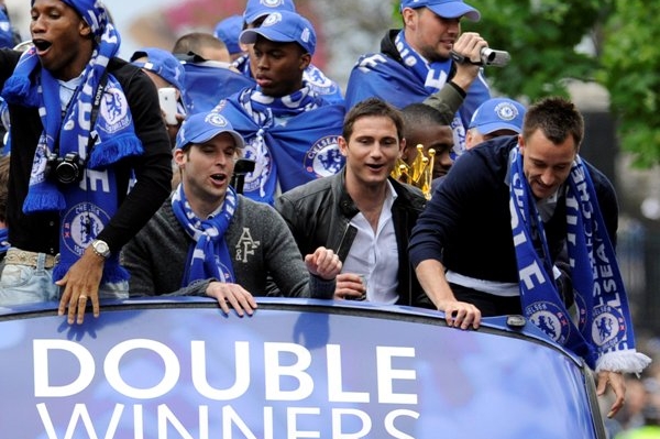 Petr Čech na střeše autobusu Chelsea (uprostřed).