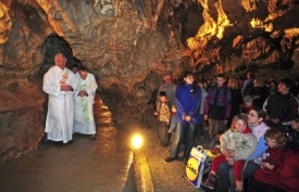V Císařské jeskyni byla o víkendu i pouť.
