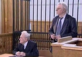 Veterán Kononov u lotyšského soudu.