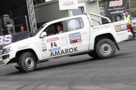 VW Amarok v akci na dráze.