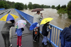 Lidé sledují zvedající se hladinu řeky Bečvy v Lipníku nad Bečvou.