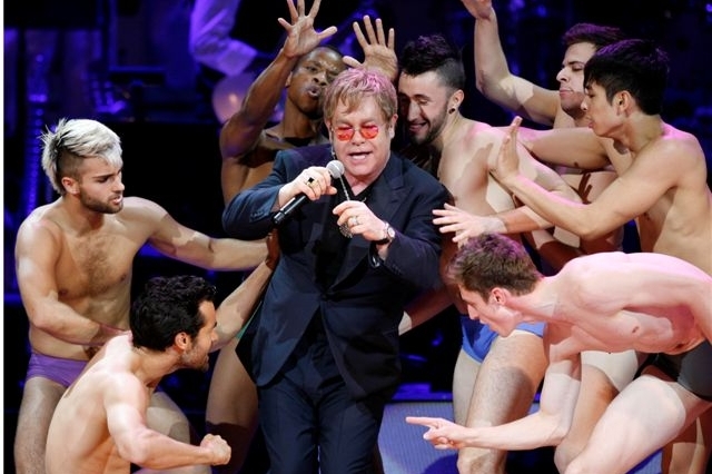 Elton John v v newyorské květnové Carnegie Hall. 