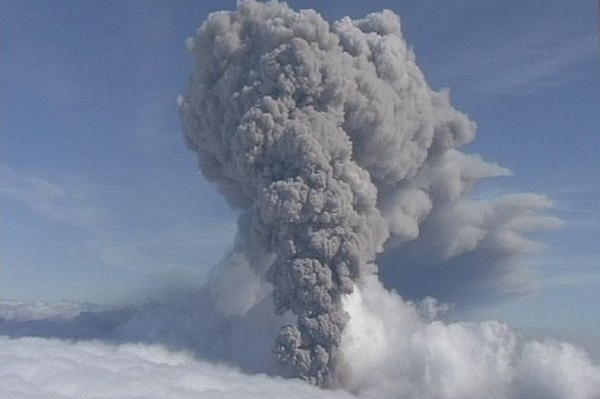 Popel z islandské sopky Eyjafjallajökull trápí Evropu už přes měsíc.