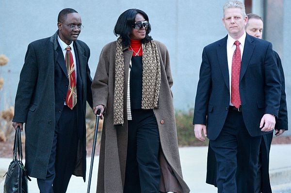 Teta Baracka Obamy Zeizuni Onyangová může zůstat legálně v USA.