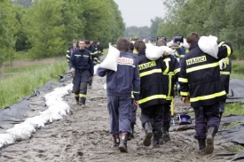 Povodně způsobily škody za miliardy, uvádějí pojišťovny.