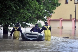 Povodně poničily cesty a přerušily i dodávky plynu a elektřiny.