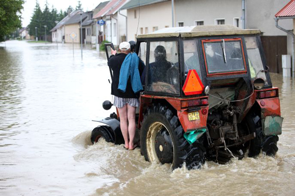 Lidé v Troubkách zažívají povodně podruhé. Provizorní hráz nevydržela.