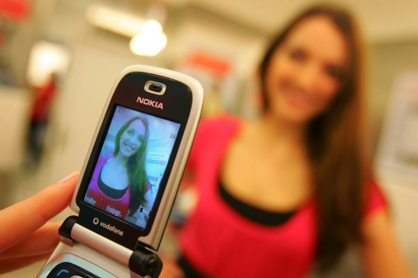 Kanaďanka zažalovala telefonní společnost, že odhalila její poměr.