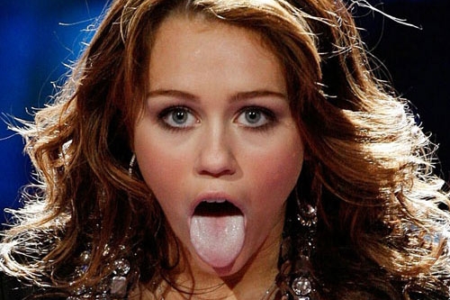 Miley Cyrusové teď asi do smíchu není (ilustrační foto).