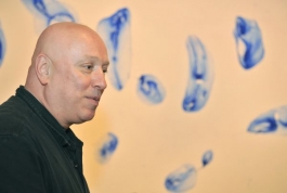 Jiří Georg Dokoupil před svým obrazem.