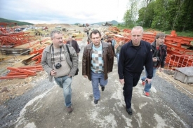Jiří Paroubek s Petrem Bendou (vpravo) na cestě k tunelu dálnice D8.