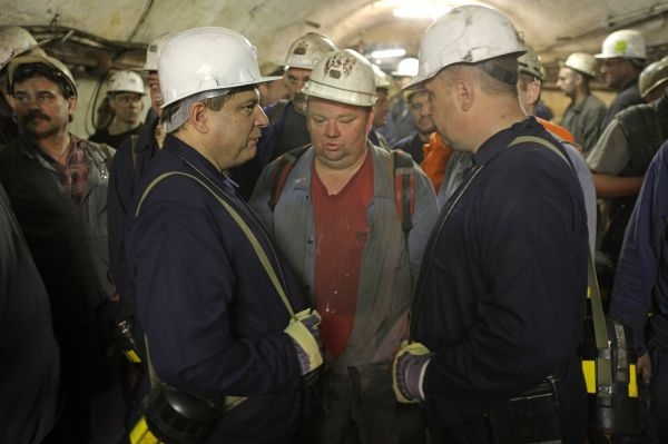 Jiří Paroubek diskutuje s horníky z dolu Centrum.