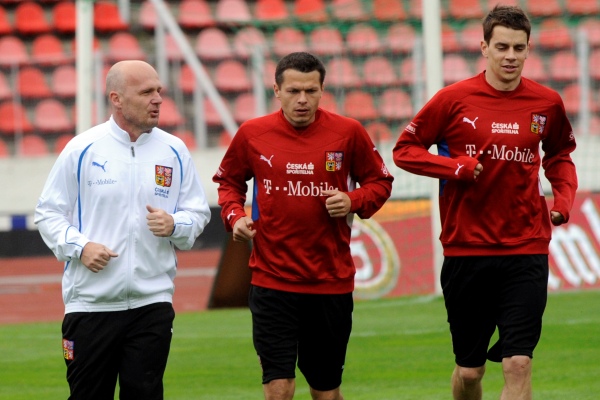Kouč reprezentace Michal Bílek (vlevo) s Liborem Sionkem a Kušnírem.
