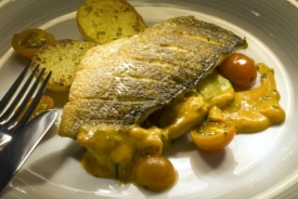Filet z mořského vlka s cuketou, rajčaty, brambory a choron omáčkou