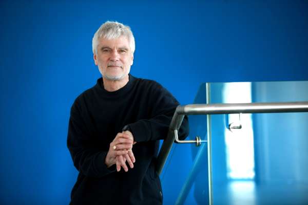Gerald Steele působí na Lancaster University Management School.