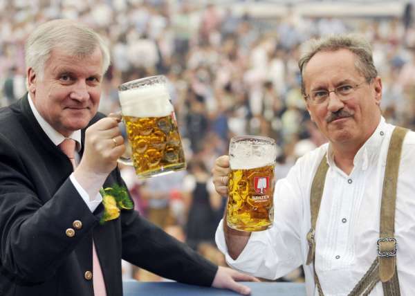 Bavorský premér Seehofer (vlevo) a mnichovský starosta Ude.
