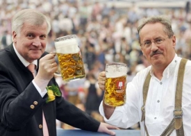 Bavorský premér Seehofer (vlevo) a mnichovský starosta Ude.