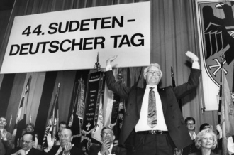 Stoiber na pravidelné sudetoněmecké tribuně.