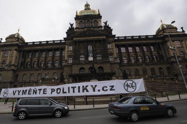 Transparent iniciativy Vyměnte politiky.cz před Národním muzeem. Transparent iniciativy Vyměnte politiky.cz před Národním muzeem.