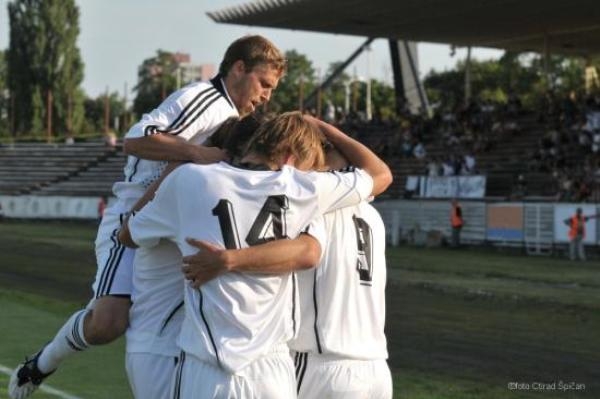 Fotbalisté Hradce slaví branku.