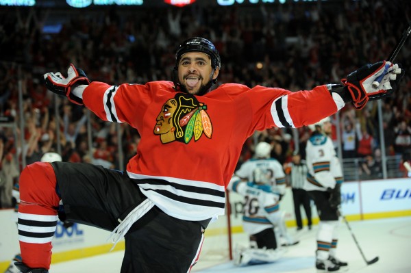 Střelec vítězného gólu z prodloužení Dustin Byfuglien.