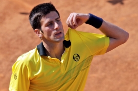 Srb Novak Djokovič čeká na svou šanci.