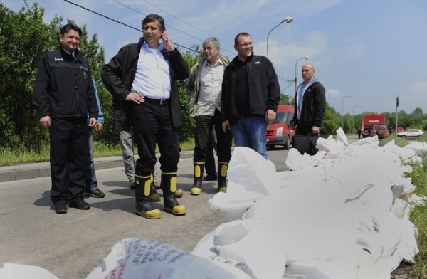 Premiér Fischer si prohlíží  následky záplav v Karviné.