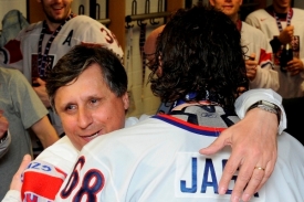 Premiér Jan Fischer v obětí s Jaromírem Jágrem.