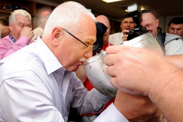 Prezident České republiky Václav Klaus si také připil z poháru.