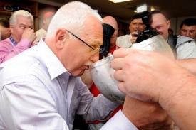 Prezident České republiky Václav Klaus si také připil z poháru.
