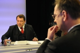 Př&iacute;li&scaron; odborně se podle politologa vyjadřovali l&iacute;dři ČSSD a ODS.