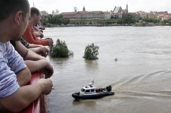 Obyvatelé polské Varšavy sledují rozvodněnou řeku Vislu.