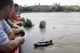 Obyvatelé polské Varšavy sledují rozvodněnou řeku Vislu.