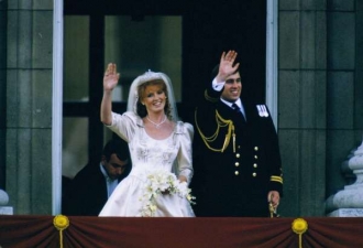Princ Andrew si bere Sarah Fergusonvou.