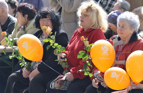 Dvě třetiny voličů-seniorů volí ČSSD nebo komunisty.