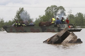 Záchranáři převážejí evakuované nedaleko Plocku.