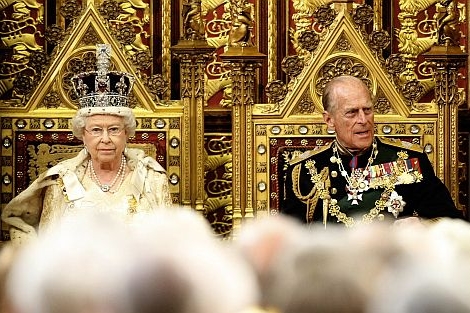 Královna Alžběta II. se svým manželem princem Philipem v parlamentu.