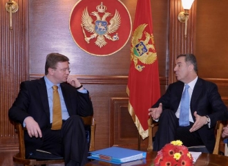 Český eurokomisař Füle a premiér Djukanovič - příliš blízko zločinu.