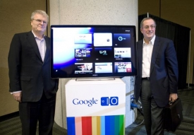 Představitelé firem Intel a Sony ukazují na konferenci Google TV. Představitelé firem Intel a Sony ukazují na konferenci Google TV.