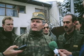 Generál Ratko Mladić v polovině 90. let v Bosně. Generál Ratko Mladić v polovině 90. let v Bosně.