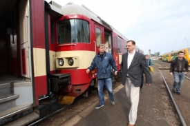 Pak jsme se prošli na nádraží a odjeli vlakem do Dejvic, píše Nečas.