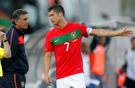 Cristiano Ronaldo (vpravo) vede Portugalsko jako kapitán.