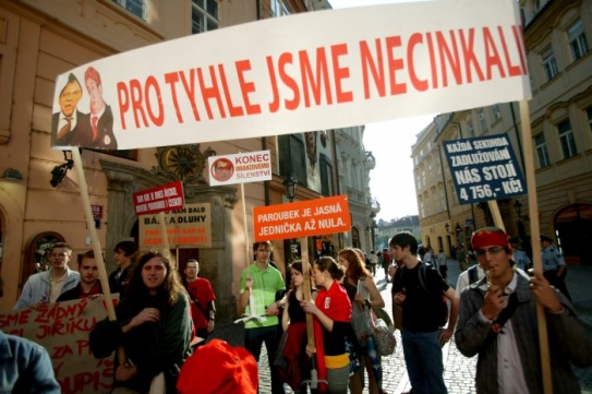 Pochodu se zúčastnila asi stovka nespokojených.