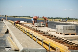 Spor není o dálnici, ale o pozemky pro developery, tvrdí majitelka.