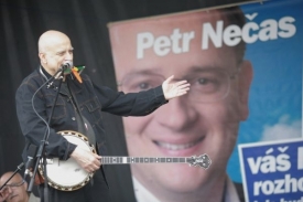 Mezi tím si lidé podupávají k písni Ivana Mládka.